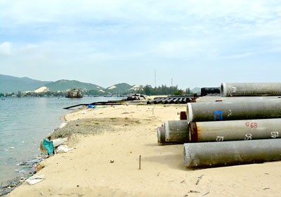 Incomplete Van Phong International Port in the central province of Khanh Hoa is an example of wasted capital (Photo: SGGP) Incomplete Van Phong International Port in the central province of Khanh Hoa is an example of wasted capital (Photo: SGGP)